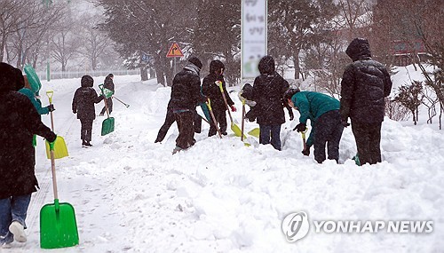 강원 산지 또 30㎝ 폭설에 사고 잇따라…추가 예보에 긴장감