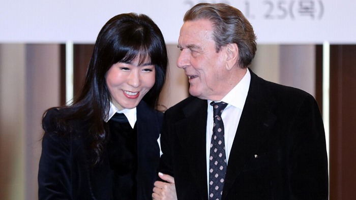 [핫뉴스] 슈뢰더 전 총리 한국인 연인의 전 남편, 슈뢰더에 1억 <em class='find'>소송</em> 外