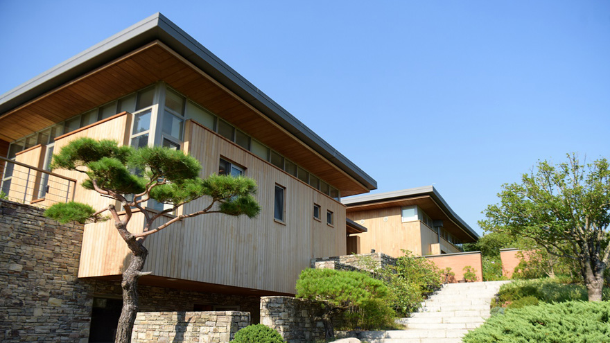 노무현 <em class='find'>전</em> 대통령 사저 문 활짝…공개 첫날부터 발길