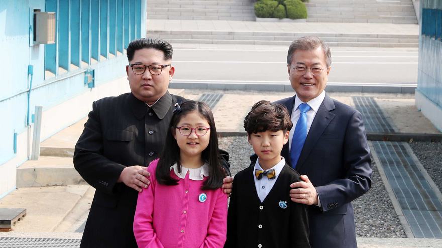 [단독] "김 위원장 다독임에 긴장풀려…문 대통령 '잘해보자'" 화동의 '그날'