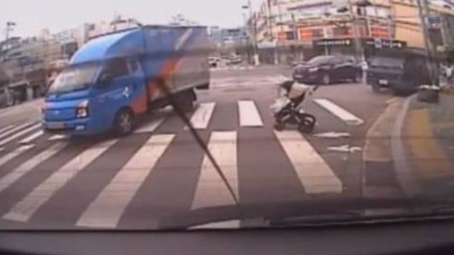 [핫뉴스] 택배기사, 차로로 굴러오던 유모차 세우고 생명 구해 外