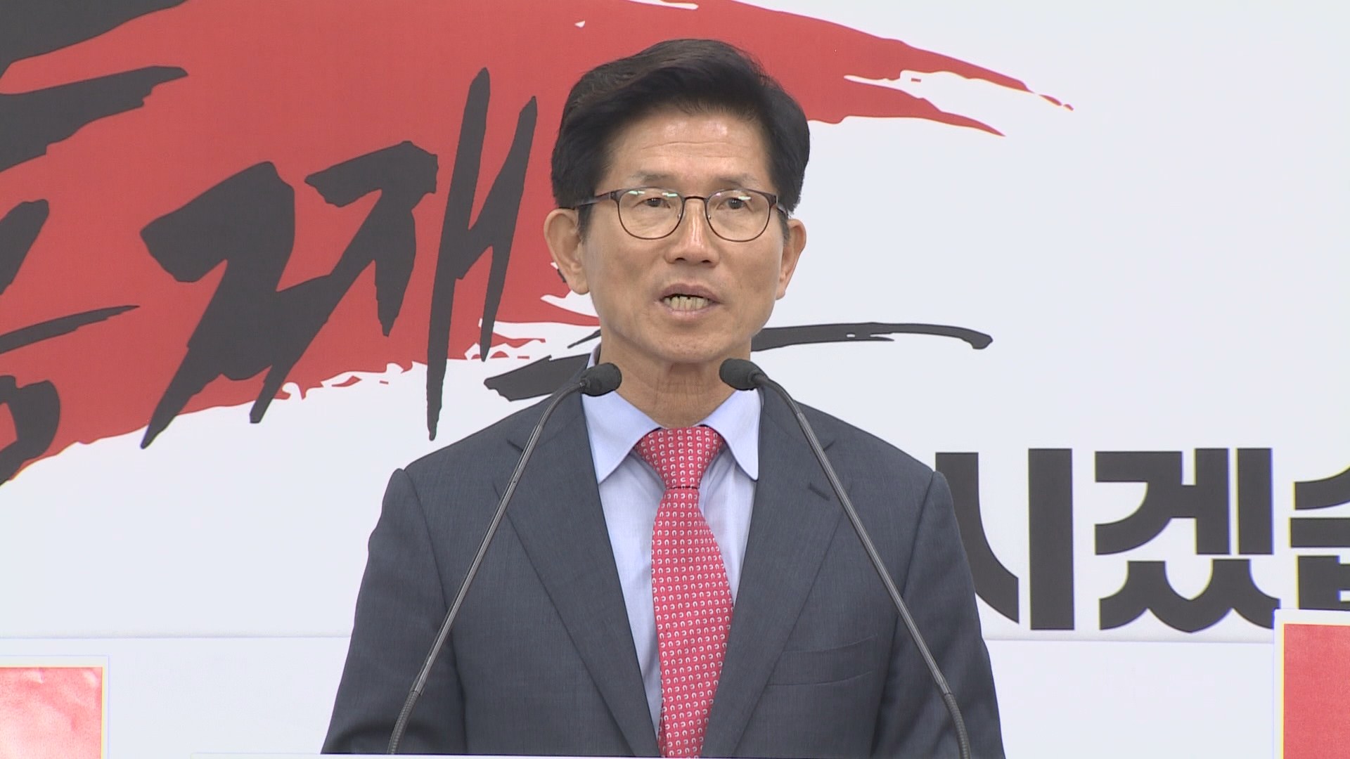 김문수 "문 대통령은 김일성 사상 존경하는 <em class='find'>분</em>"