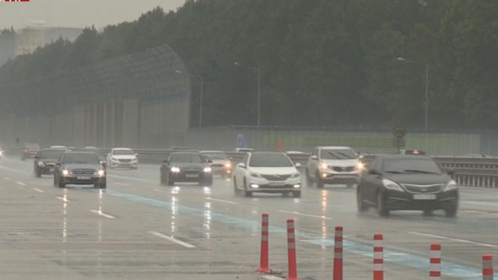 전국 빗길운전 주의…수도권 방향 정체 저녁7시 절정