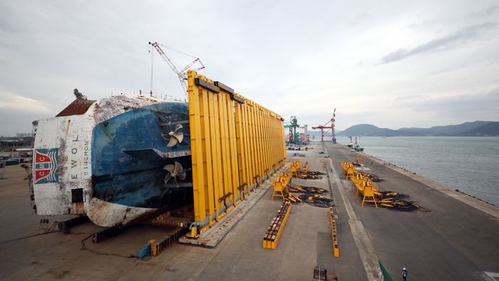 세월호 4년만에 직립 카운트 다운…1만톤급 해상크레인 접안