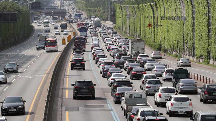 연휴 마지막날 고속도로 귀경길 정체구간 늘어