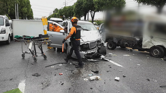 빗길에 미끄러진 <em class='find'>차량</em> 전도…일가족 5명 사상