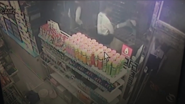 "또다시 집단폭행"…10대들 편의점 종업원 마구 때려