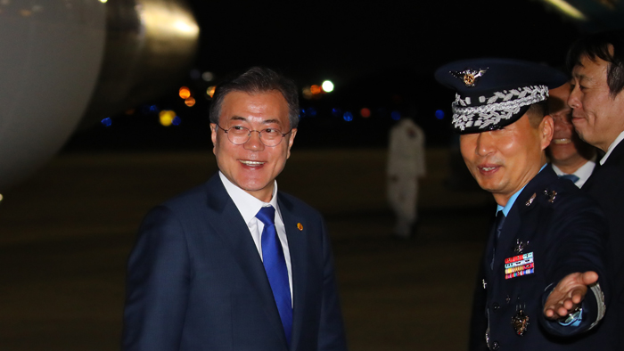 문 대통령, 첫 방일 마치고 서울공항 통해 귀국