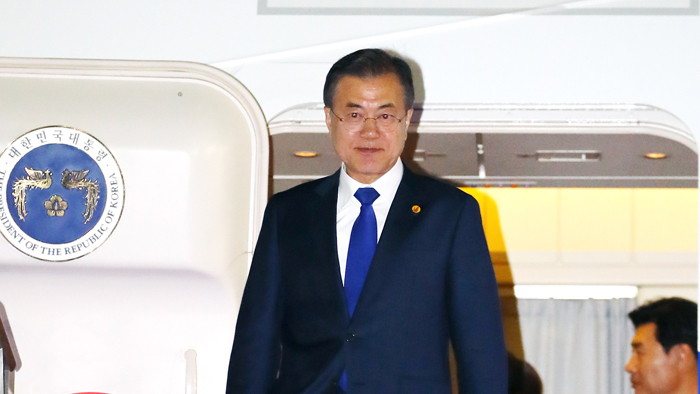 문 대통령, 첫 방일 마치고 서울공항 통해 귀국