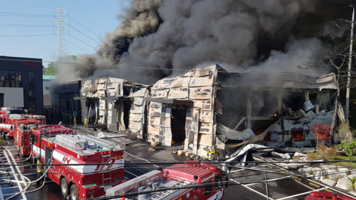 경기 고양시 장난감 보관창고 불…인명피해 없어