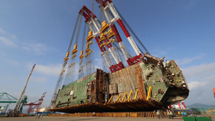 세월호, 오늘 똑바로 선다…어제 예행연습 '성공적'