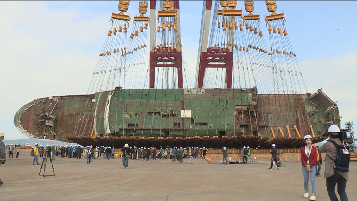 [현장연결] 세월호 직립 작업 돌입…4년만에 바로 선다