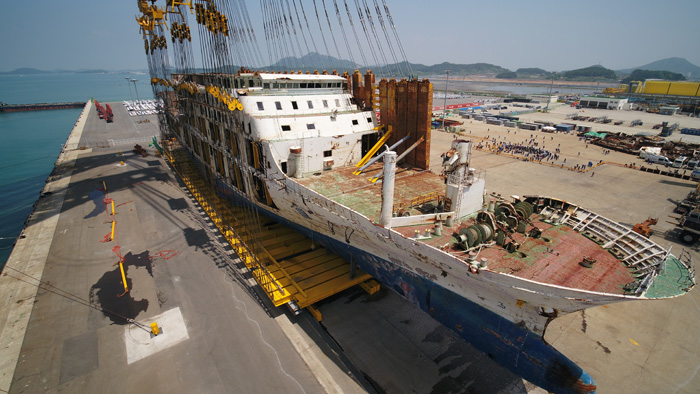 세월호 드디어 바로 섰다…침몰 원인 조사ㆍ미수습자 수습 과제