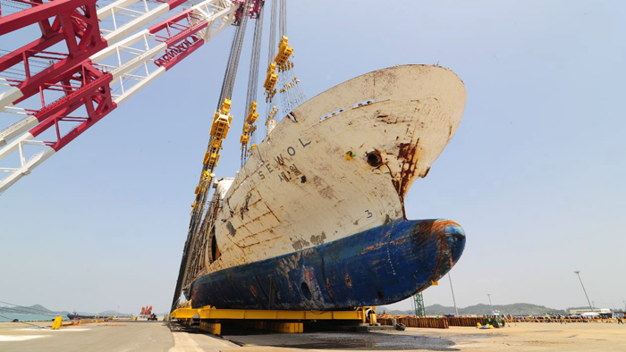 세월호 드디어 바로 섰다…참사 발생 4년 만