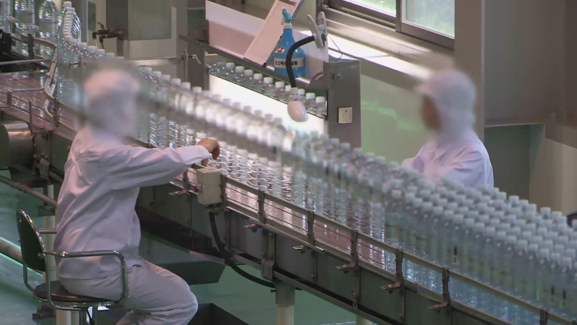 유색 페트병 '퇴출'…2030년까지 폐플라스틱 절반으로