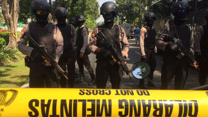 인니서 일가족 6명 교회 3곳 자폭테러…IS 배후