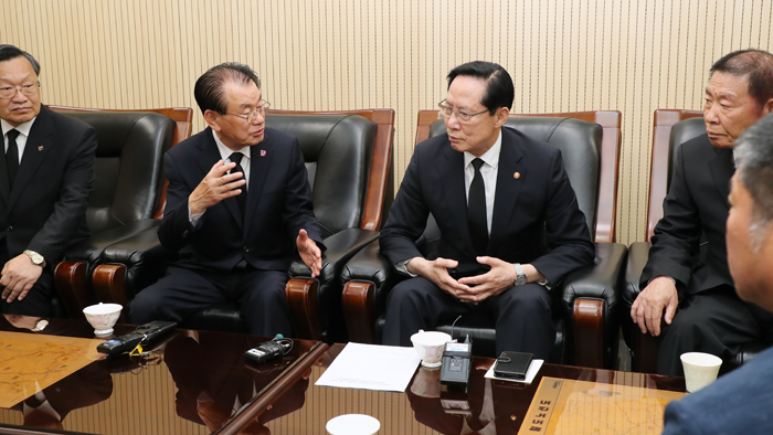 "5ㆍ18 명명백백 해결" 국방<em class='find'>장관</em>, 오월 단체 면담