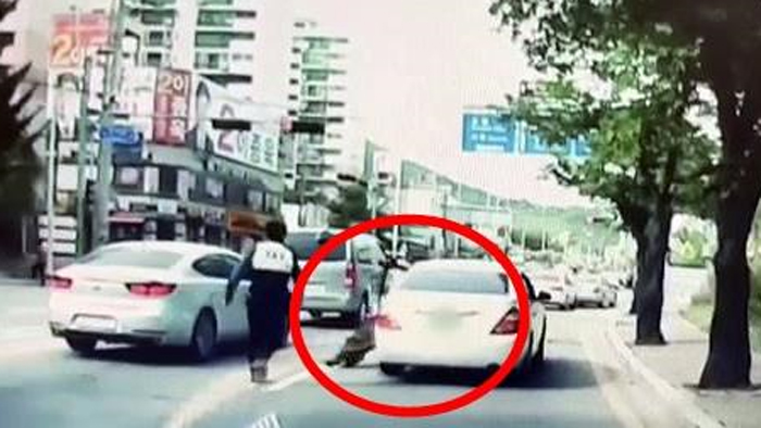 청주서도 시민이 경찰관 매단 채 도주 <em class='find'>차량</em> 가로막아