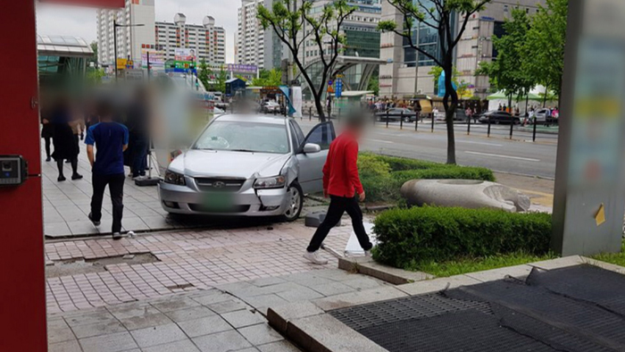 고양 화정역 인근서 <em class='find'>차량</em> 인도 돌진…1명 사망