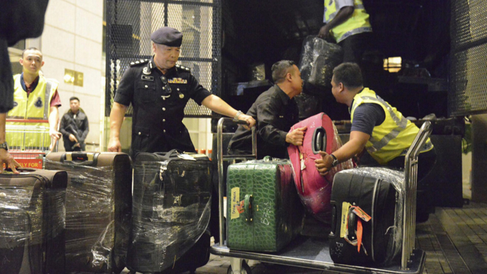 '비리의혹' 말레이 전임 총리 집서 명품백ㆍ<em class='find'>현금</em> 우르르