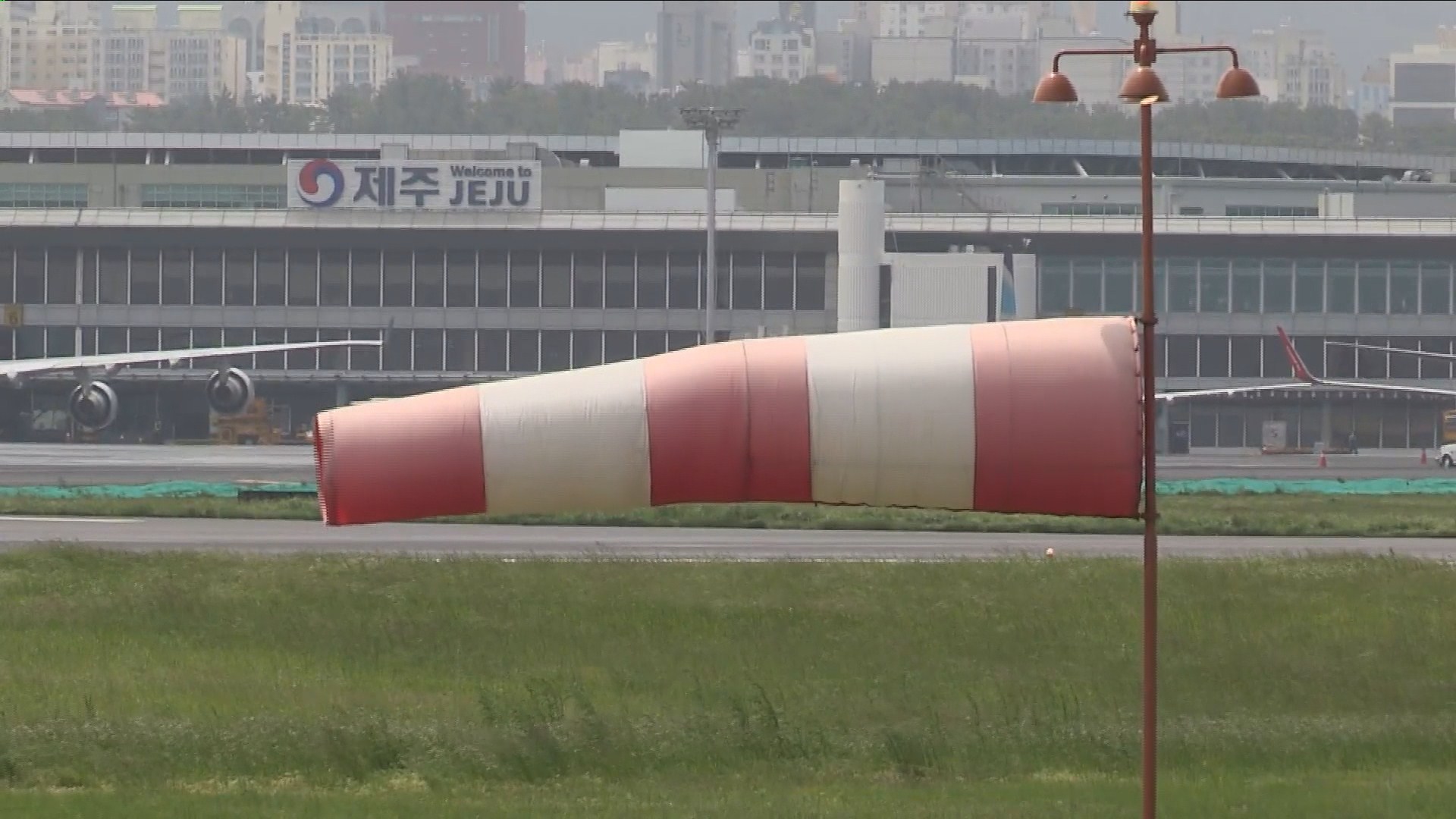 제주공항 <em class='find'>강풍</em>ㆍ돌풍특보…항공기 20여편 운항 지연