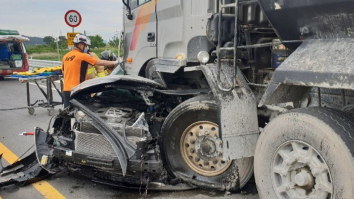 <em class='find'>전</em>남 무안서 승용차ㆍ덤프트럭 정면충돌…2명 사망