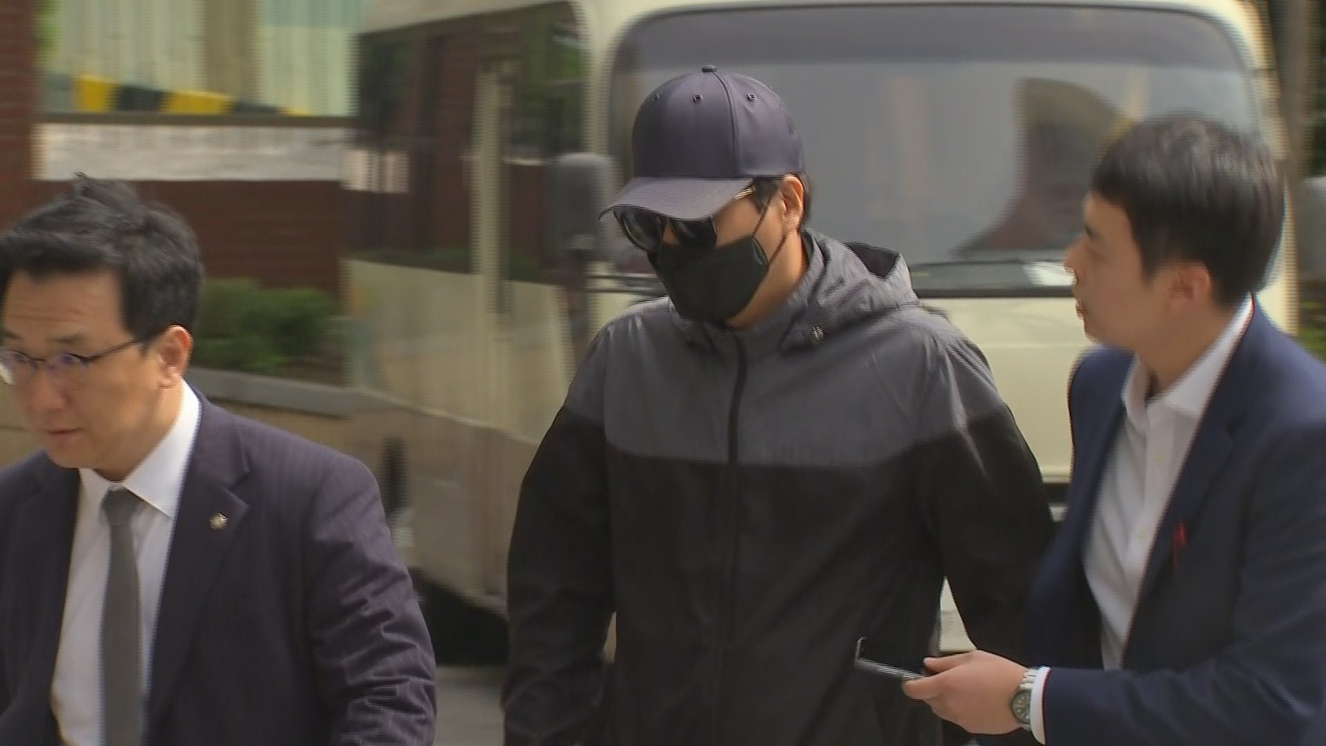 '유튜버 성추행' 피고소인 2명 소환…꽁꽁 싸매고 출석