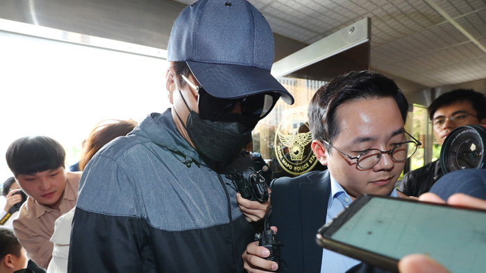 '유튜버 <em class='find'>성추행</em>' 피고소인 2명 소환조사…혐의부인