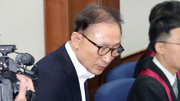 첫 재판 출석 이명박 "비통한 심정…검찰 무리한 기소"