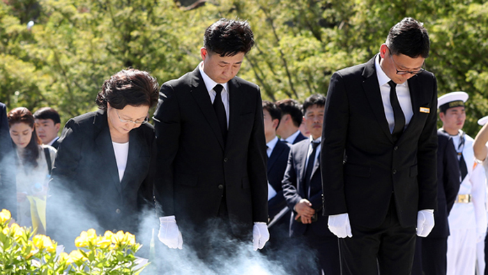 여권, 봉하마을 총집결…노무현 9주기 추도식 엄수