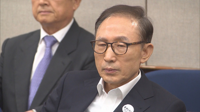 첫 재판 출석 이명박 "비통한 심정…검찰 무리한 기소"