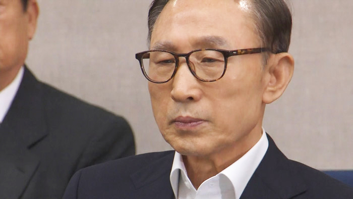 첫 재판 출석 이명박 "비통한 심정…검찰 무리한 기소"