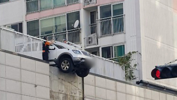 SUV <em class='find'>차량</em>이 주차장 난간 뚫고 나와…건물 마감재 와르르