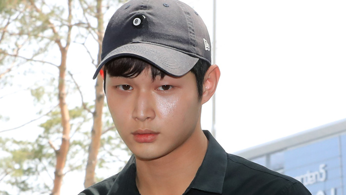 '<em class='find'>성추행</em>ㆍ특수협박' 혐의 배우 이서원 검찰 출석…'묵묵부답'