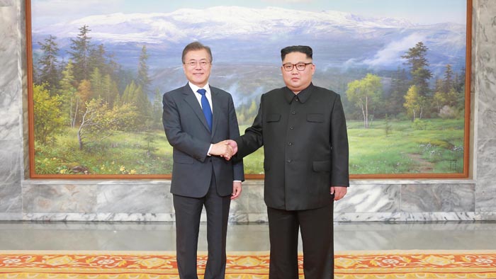 남북정상, 회담 마치고 포옹…백두산 그림 배경으로 기념촬영