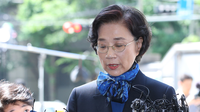 '폭언ㆍ폭행 의혹' 이명희 경찰 출석…"물의 일으켜 죄송"