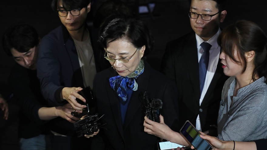 이명희, 15시간 조사 마치고 "죄송"…경찰, 영장 신청 검토