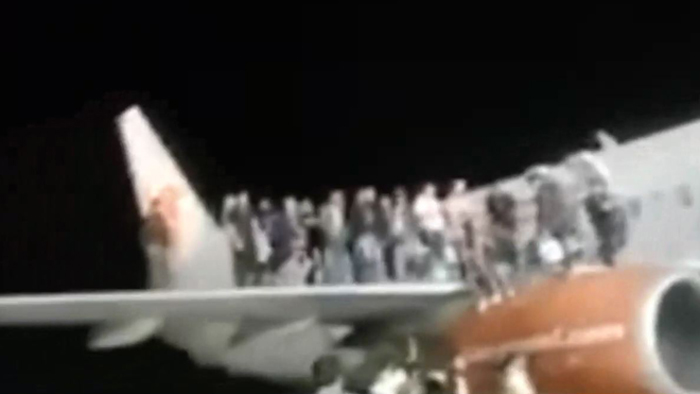 "폭탄" 농담에 여객기 탈출소동…11명 중경상