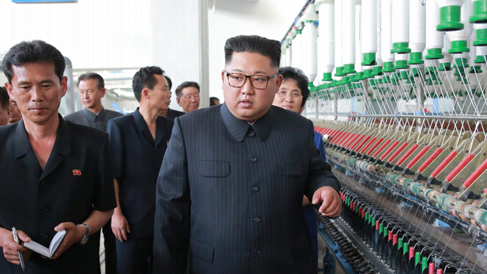 북 김 위원장, 신의주 일대 공장들 방문…"구실 못한다" 질책