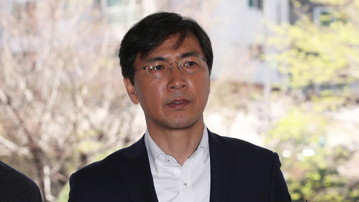 안희정, 첫 공판서 말 아껴…김지은씨도 방청