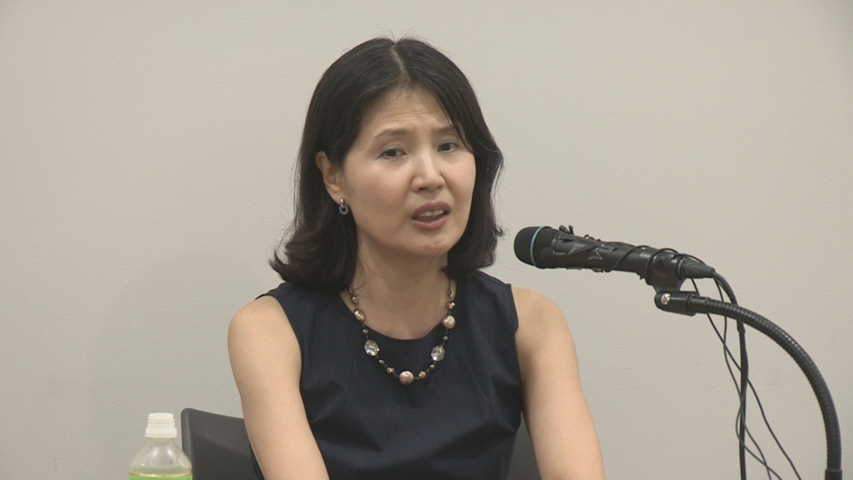 '미투' 최영미 시인 "여성성 팔지 않아도 생존할 수 있는 사회됐으면"