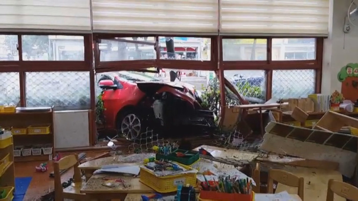 승용차 유치원 내부로 돌진…유치원생 등 20명 경상