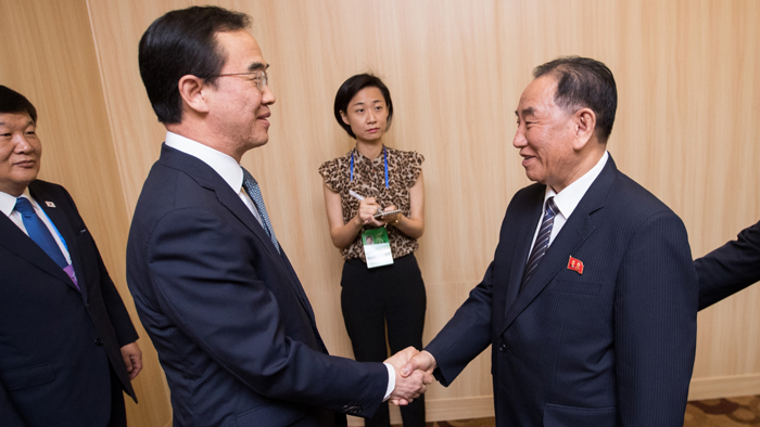 조명균-김영철 평양서 환담…"김 위원장 농구 못 볼듯"