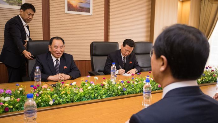 조명균-김영철 회동…"김 위원장이 인사 전하라 해"