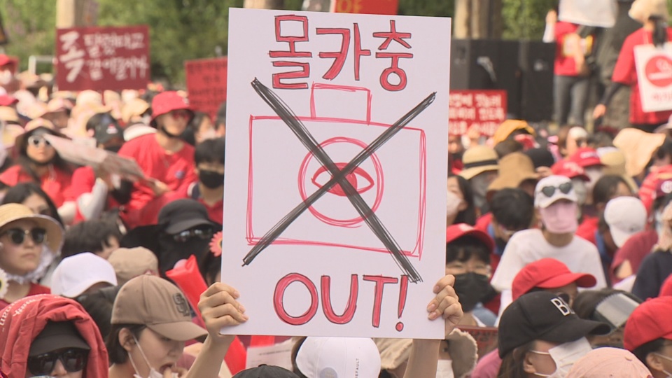 변화 이끈 '혜화역 시위' 두달째…과격표현 논란도
