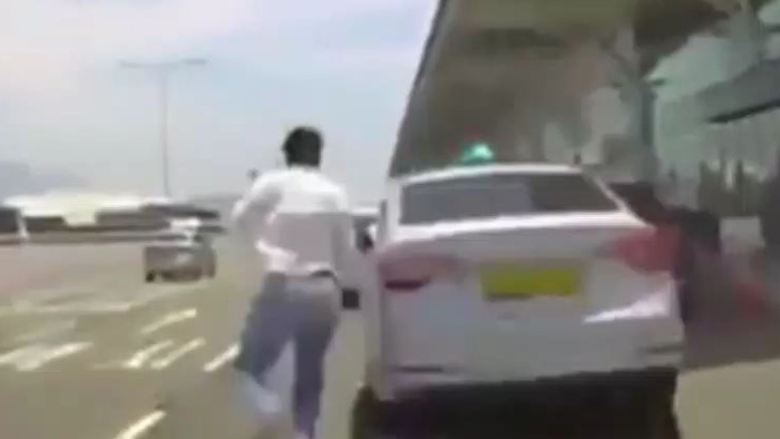 레이싱하듯 달려 '쾅'…부산 김해공항 사고 블박 공개