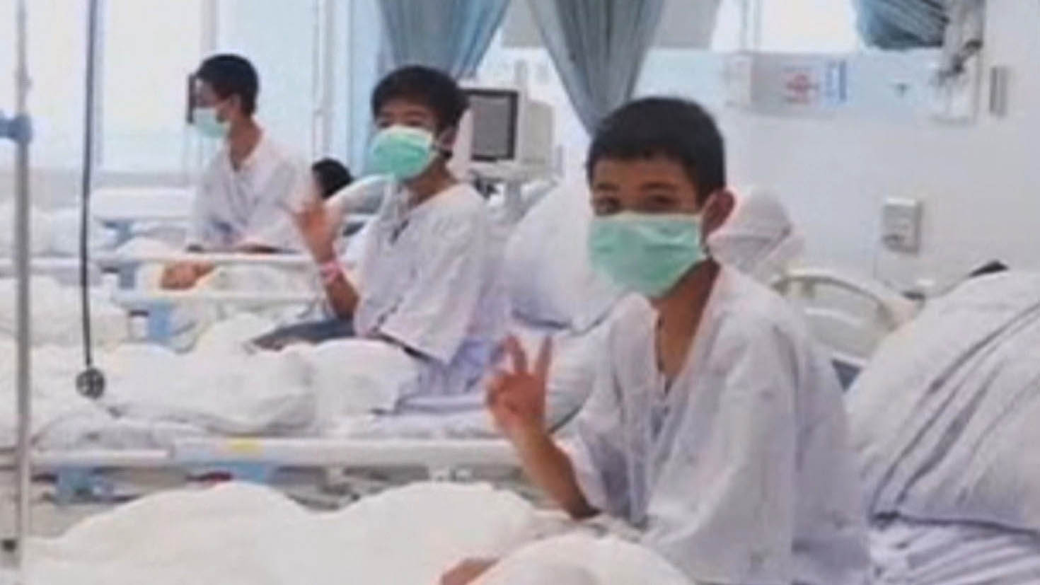 태국 동굴소년 병실 <em class='find'>영상</em> 처음 공개…카메라 향해 'V'