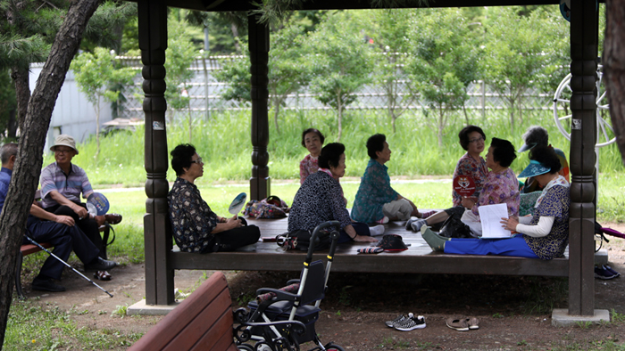 "밤에도 푹푹 쪄요"…더위 피해 공원으로