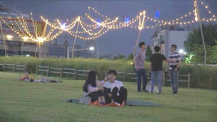 '밤낮없는 폭염'…더위 피해 도심 공원으로