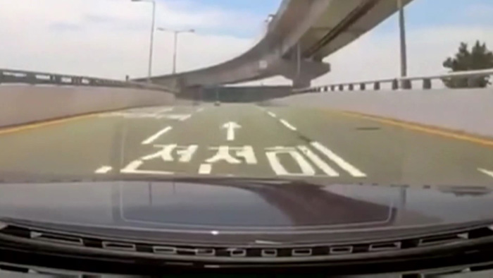 김해공항 BMW 질주 <em class='find'>영상</em>에 '공분'…가해자는 항공사 직원